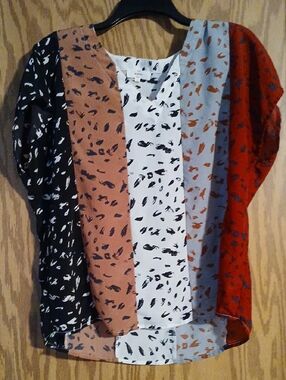 entro Black and White Feather-Spot V-Neck Top with Rust Panel